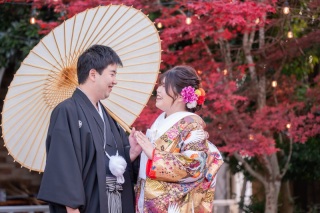 ＊12月：和装洋装スタジオ2着プラン＊店舗敷地内のもみじも赤く色付き♪