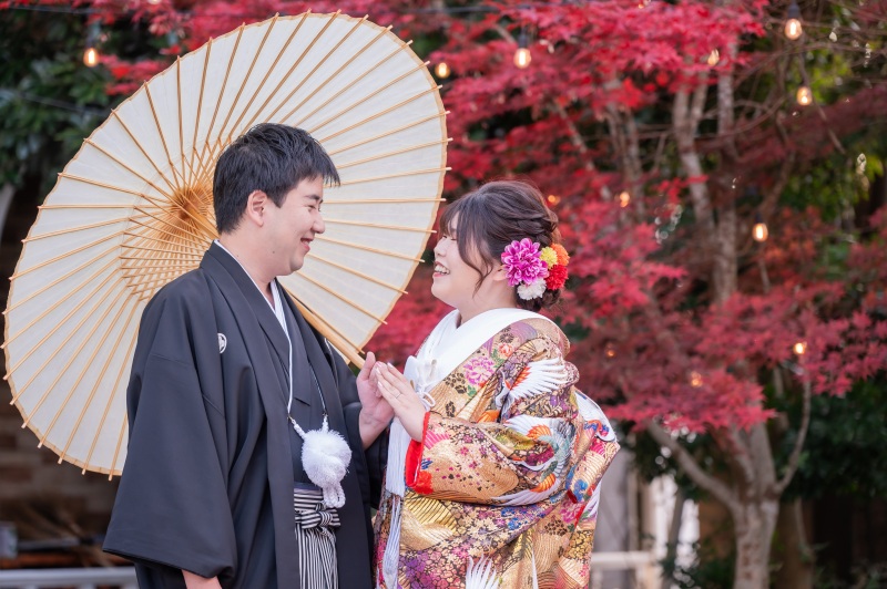 *12月:和装洋装スタジオ2着プラン*店舗敷地内のもみじも赤く色付き♪