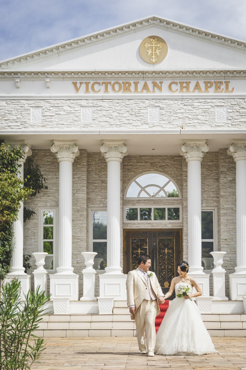 白亜の独立型チャペルをバックに