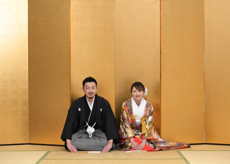 定番の金屏風前で...
