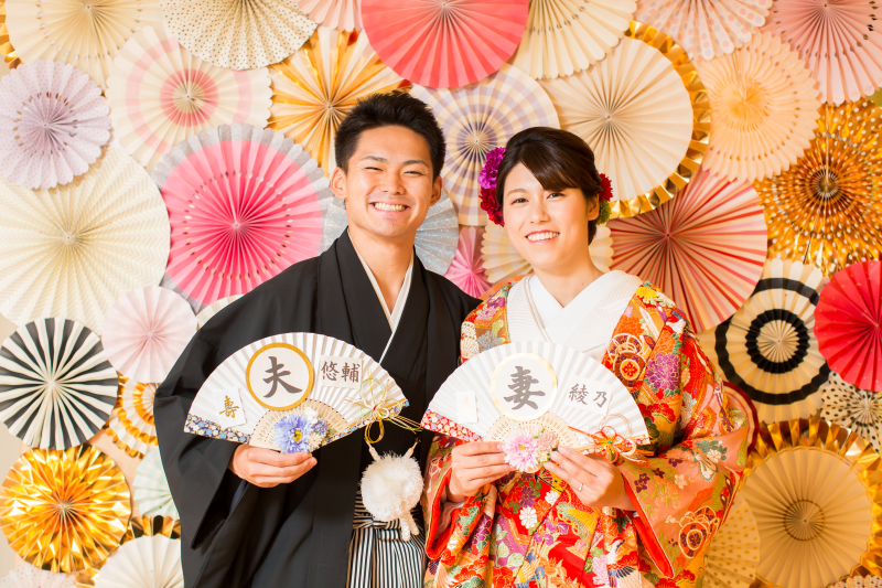 ペーパーファンを背景に