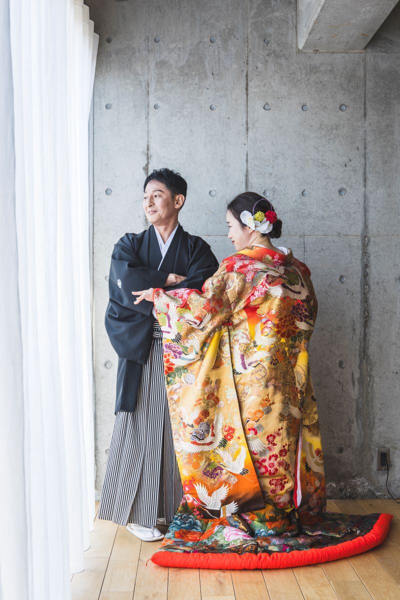 スタジオの大きな窓際で