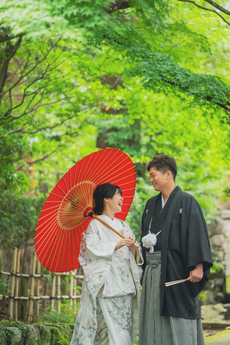 この時期ならではの緑鮮やかな深緑が二人をいっそう