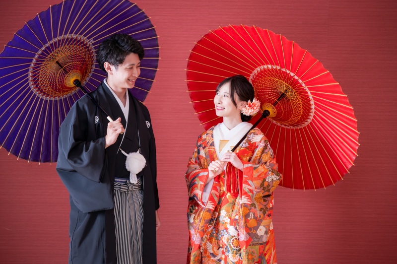 最後はシンプル目のワインレッドの背景で