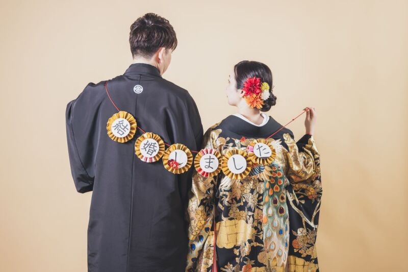 きちっとまとめたヘアスタイルと黒の打掛の相性◎!