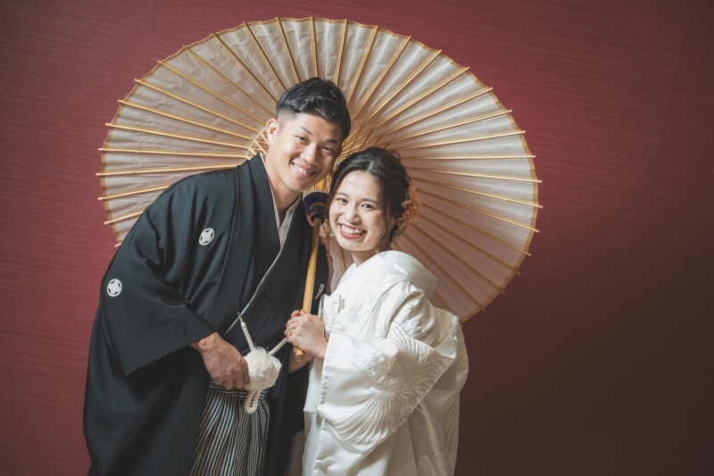 シックなレッドウォールにて