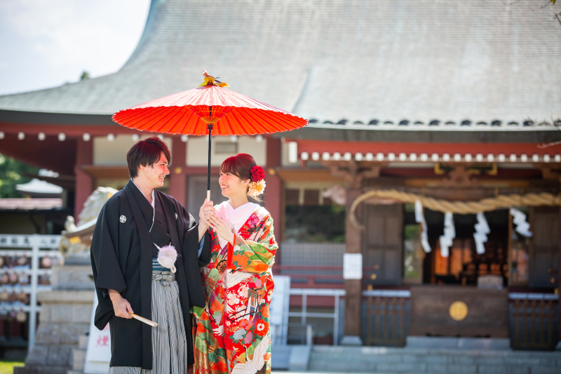 神社の前でショット