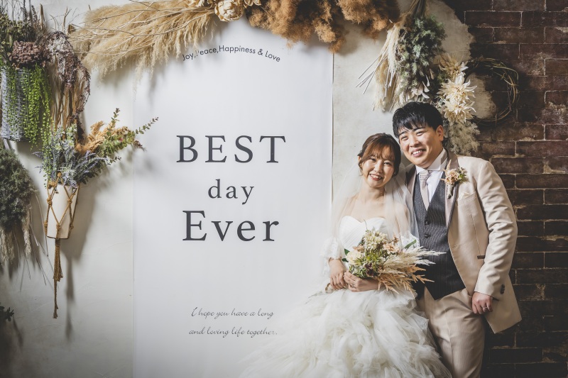 レンガ調のスタジオ背景で