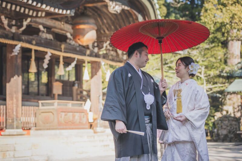 拝殿の大鈴の前で