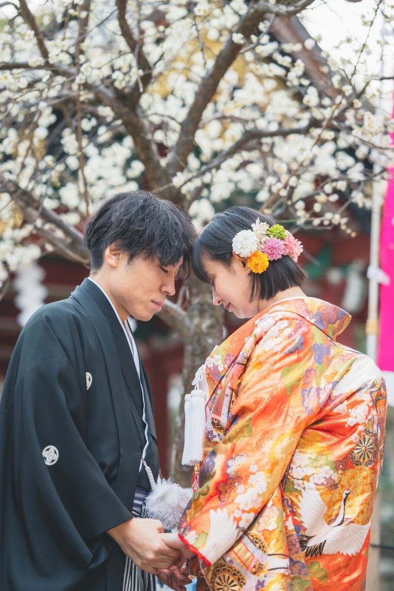 早咲きの梅を背景に❁