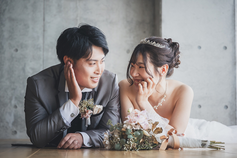 寝そべってお揃いポーズ♪