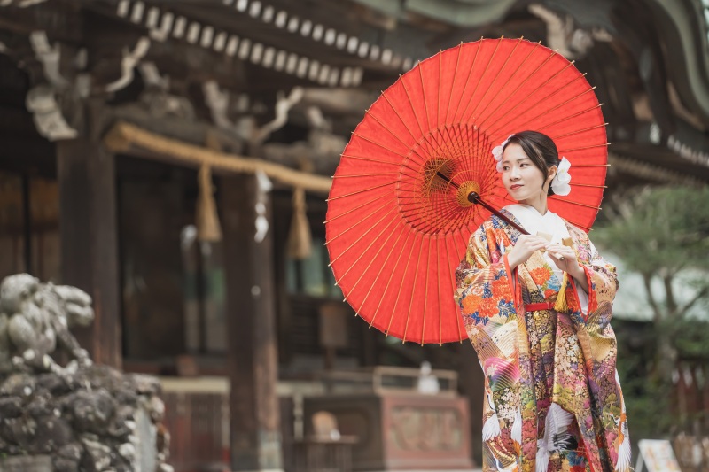 赤い番傘とご新婦様のソロカット