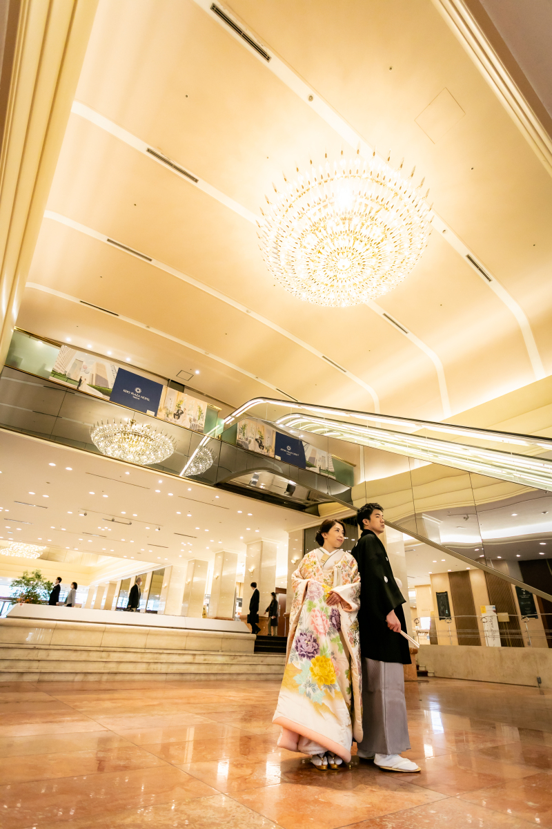 ホテルロビーにて