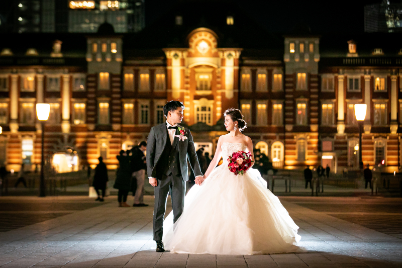 ライトアップした駅舎は迫力満点!