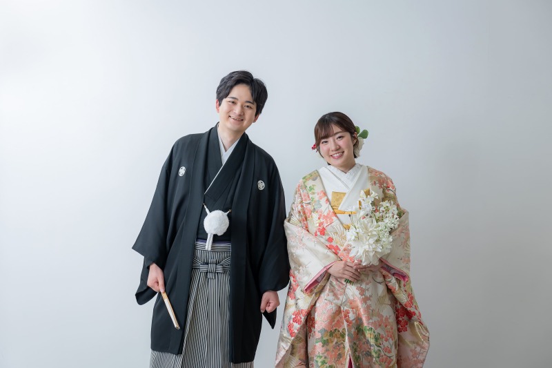 ホワイトの背景で和装の撮影からスタート！