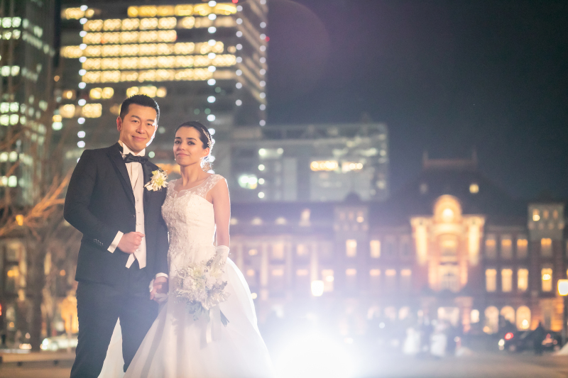 駅舎をバックに