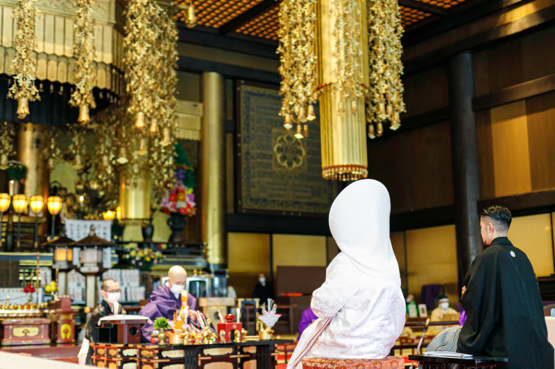 厳かな雰囲気で