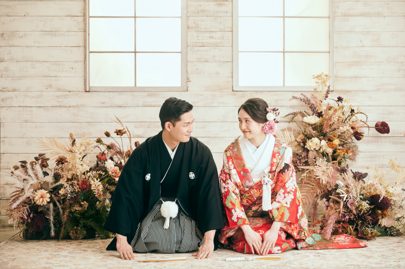 秋のブースで見つめあって