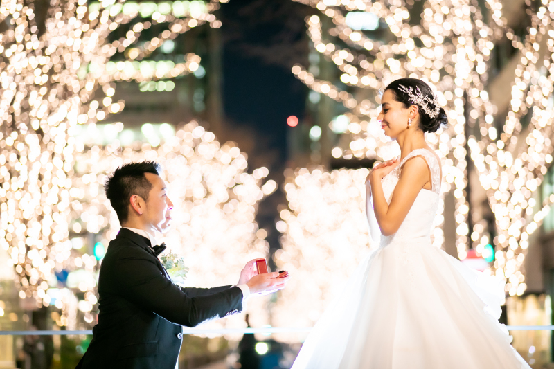 イルミネーションの中でのプロポーズショット