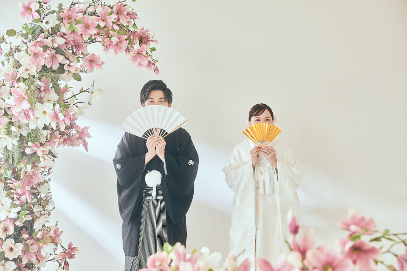 扇子でお顔を隠して…