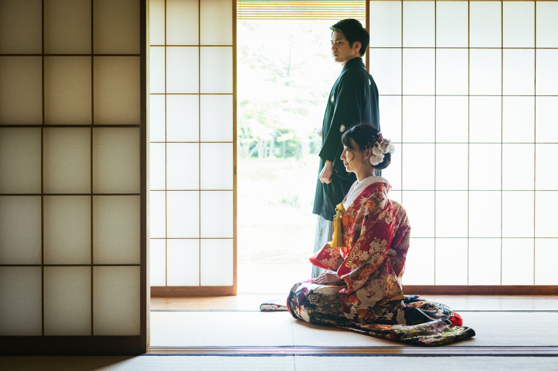 障子をバックに