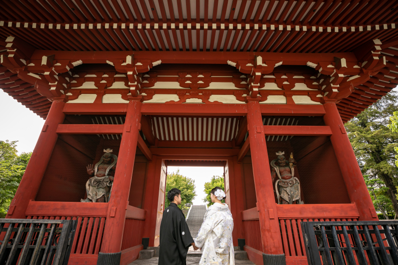 手を取り合って