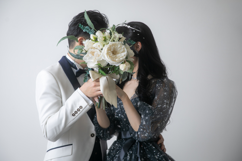 ブーケで顔を隠して✳︎♡