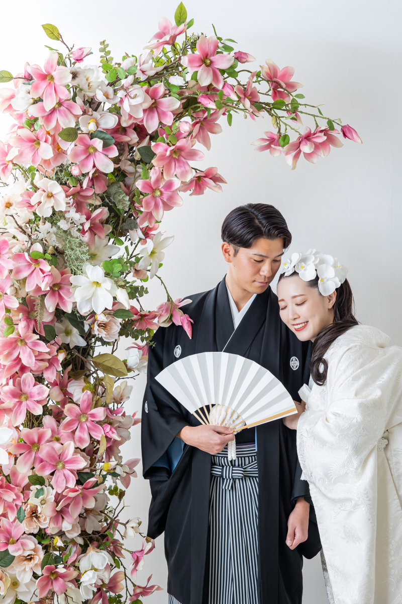 温かい雰囲気で寄り添い合う二人