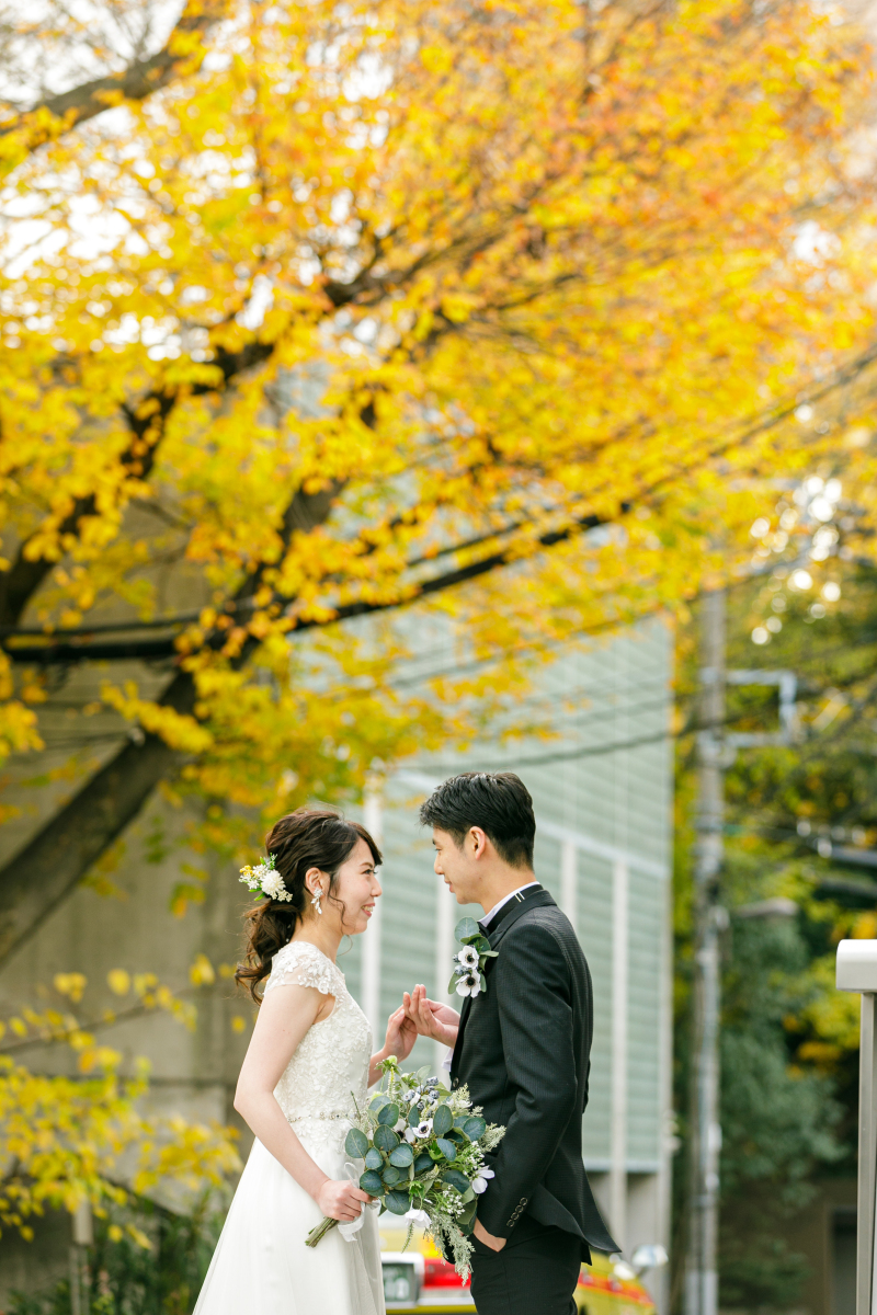 イチョウの木をバックに＊