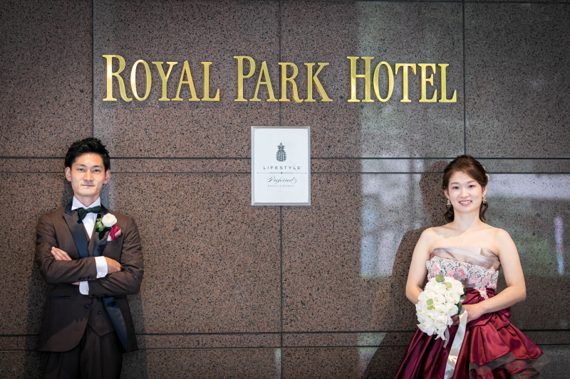 ホテルのロゴ前で