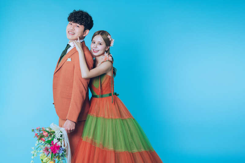 オレンジカラーが鮮やかなバイカラードレス♡