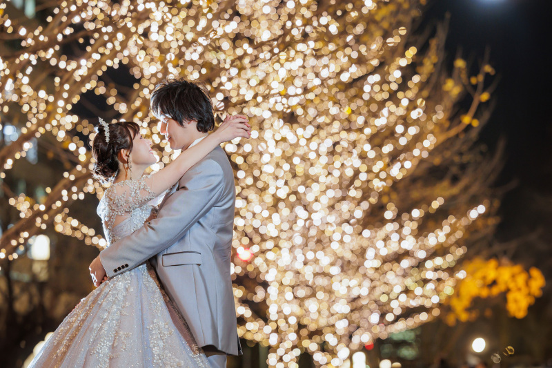 東京駅のイルミネーションが彩る、冬のナイトフォトウェディング