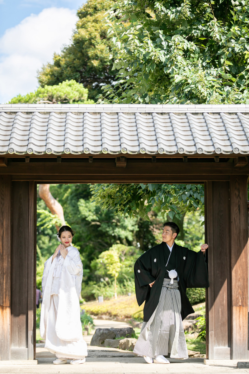 門の前で