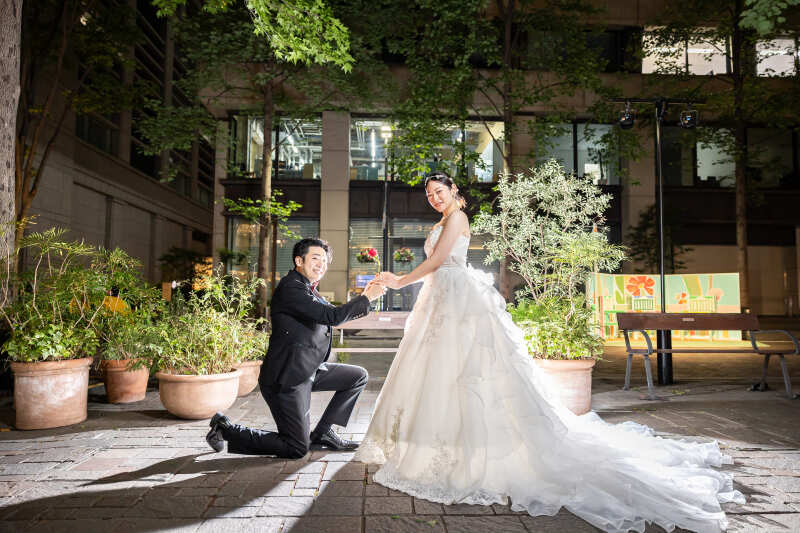 赤いバラを持ってプロポーズ風ショット❁