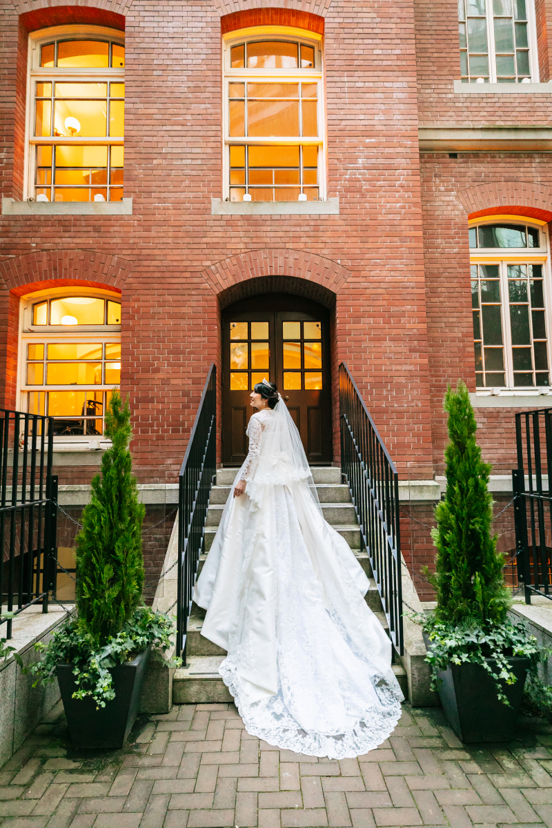 ロングトレーンの映えるバックスタイル*