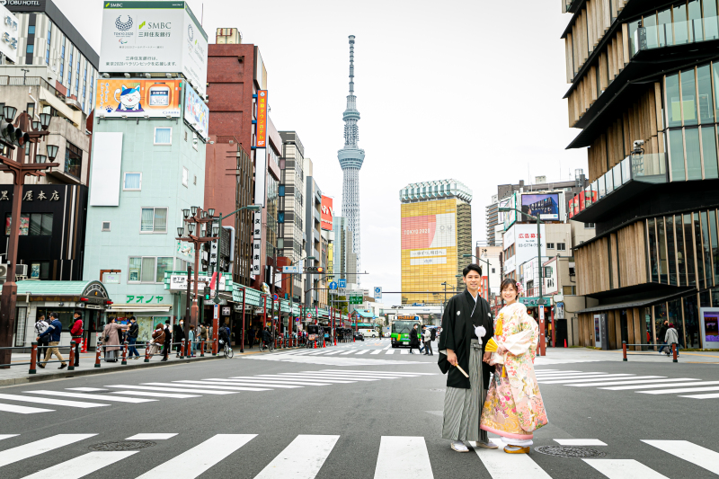商店街のアーケードの先に...