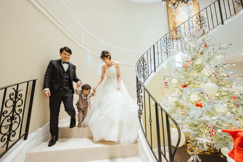 螺旋階段の横には大きなクリスマスツリーが!