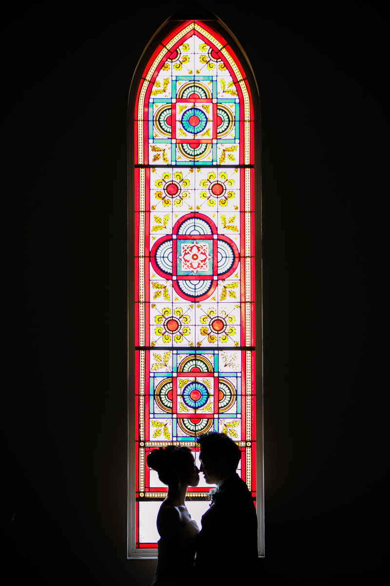 ステンドグラスから降り注ぐ自然光でロマンチックに♡