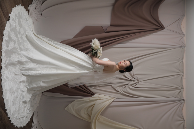 白いシルクの背景で