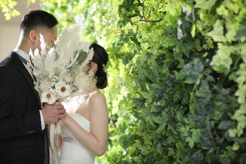 ブーケで顔を隠して