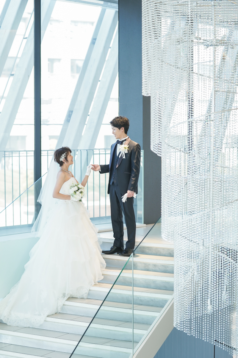 長い階段とシャンデリアと共に…