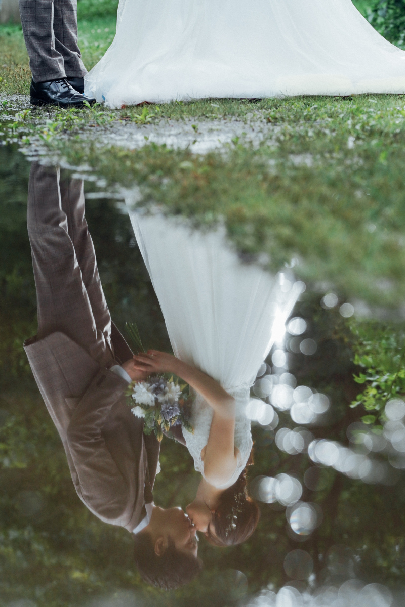 水辺に反射して