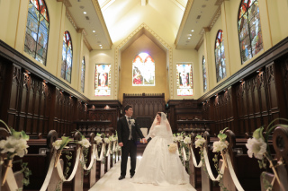 ステンドグラスに囲まれたチャペルフォト