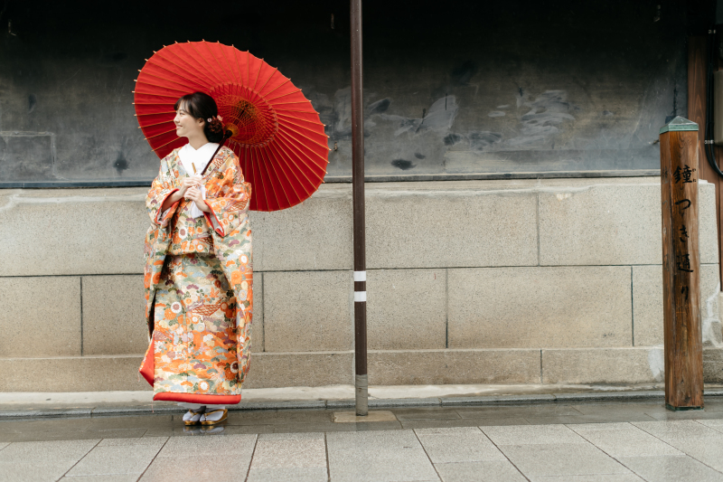 赤い和傘で