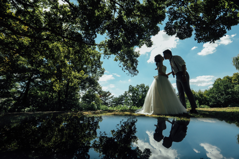 水辺に映るおふたりの影