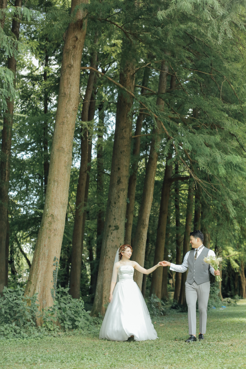 緑の中を歩きながら撮影