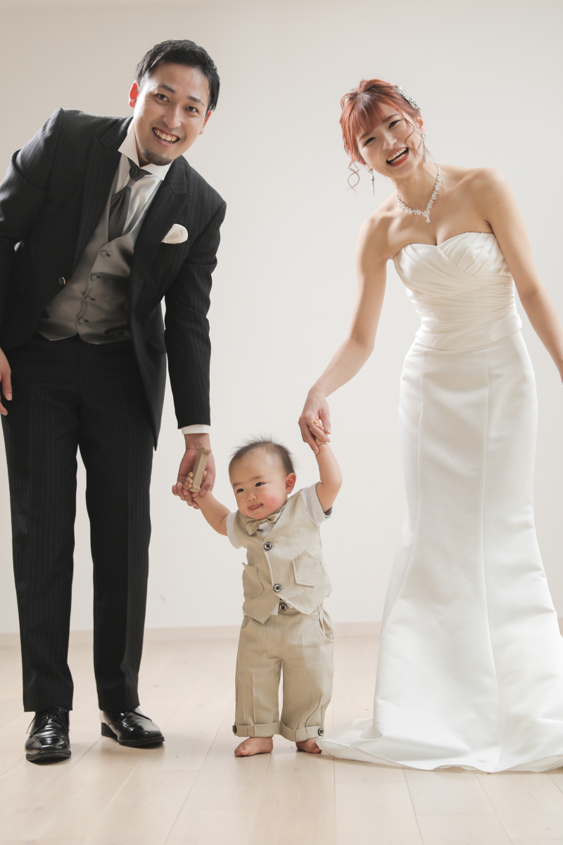 仲良く手を繋いで