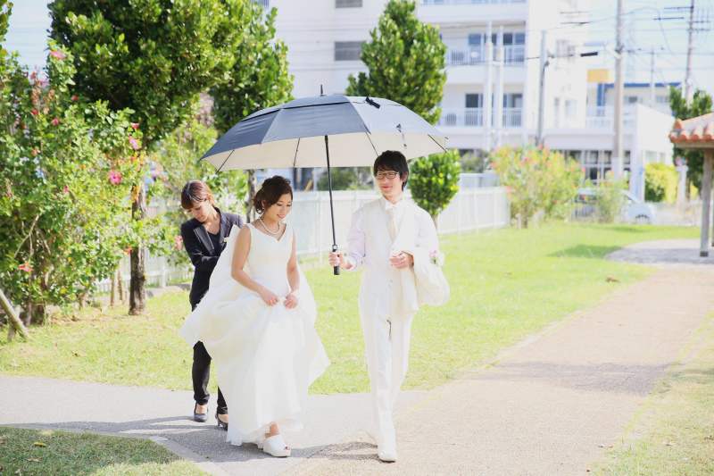 ビーチへ向かうお二人