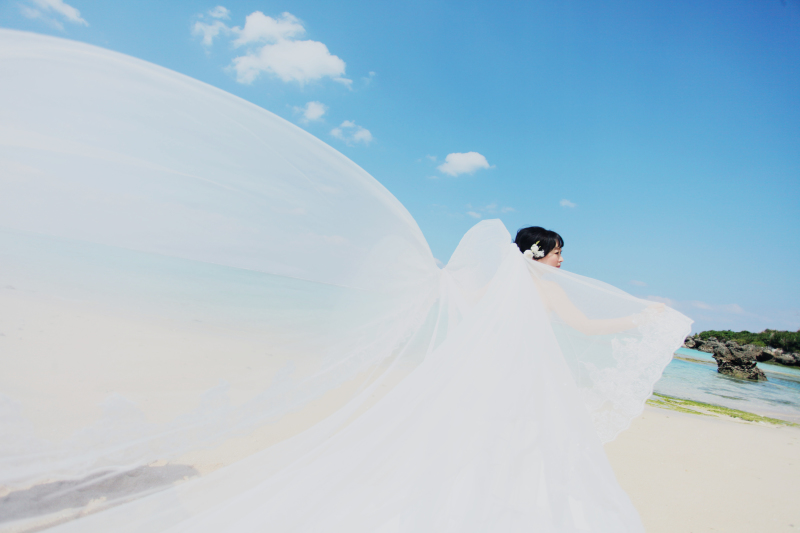 ベールをなびかせて