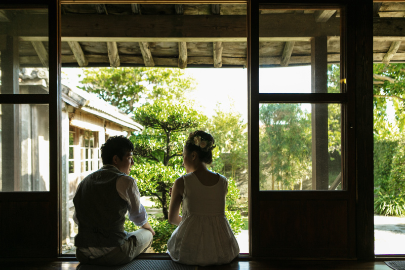 くつろぐ後ろ姿